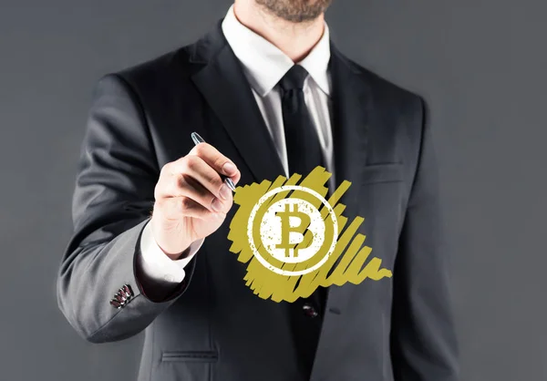 Homme d'affaires dessin Bitcoin signe — Photo de stock