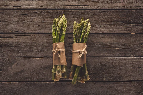 Manojos de espárragos verdes — Stock Photo