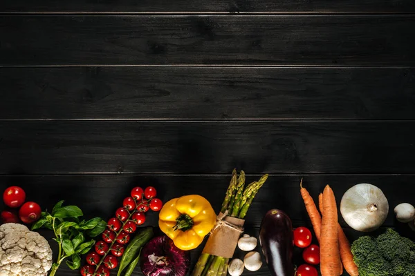 Légumes frais en rangée — Stock Photo
