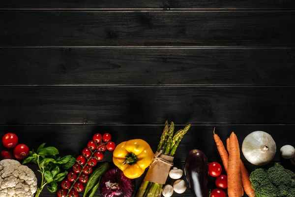 Legumes frescos que se encontram na fila — Fotografia de Stock