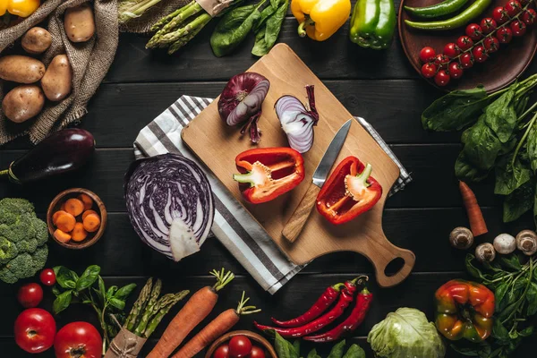 Tabla de cortar con verduras frescas - foto de stock