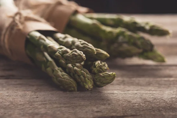 Mazzi di asparagi freschi — Foto stock