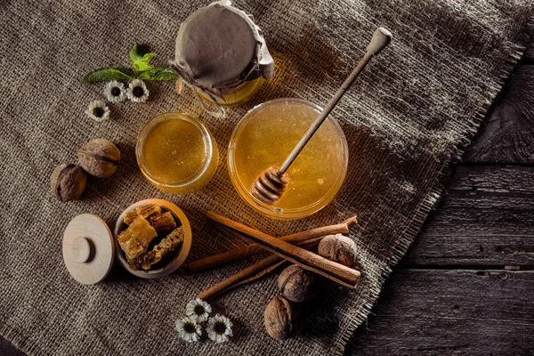 Miel fresca y panales - foto de stock