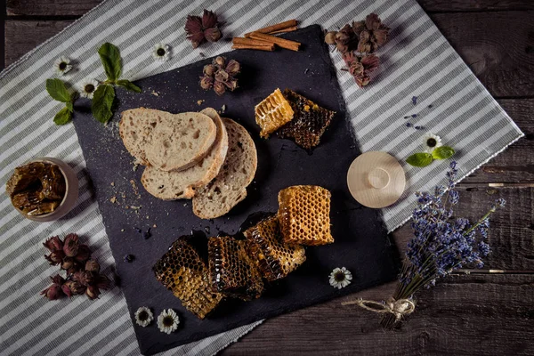 Favos de mel e pão caseiro — Fotografia de Stock