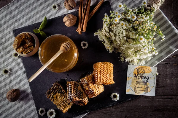 Honeycombs with chamomiles and card — Stock Photo