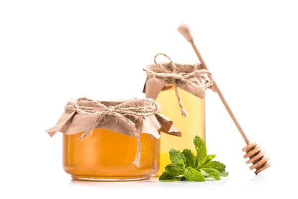Miel frais dans des pots en verre — Photo de stock