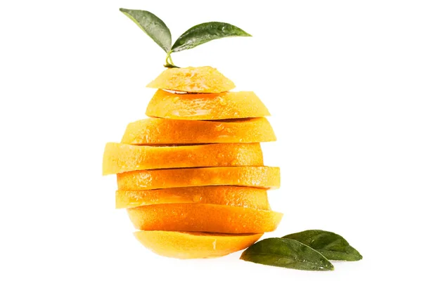 Laranja fatiada com folhas — Fotografia de Stock