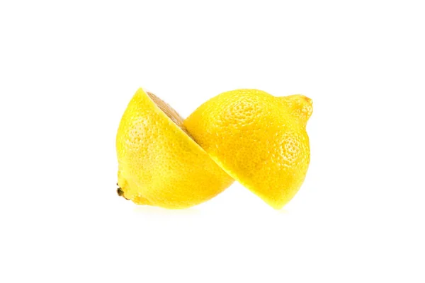 Citron jaune coupé en deux — Photo de stock