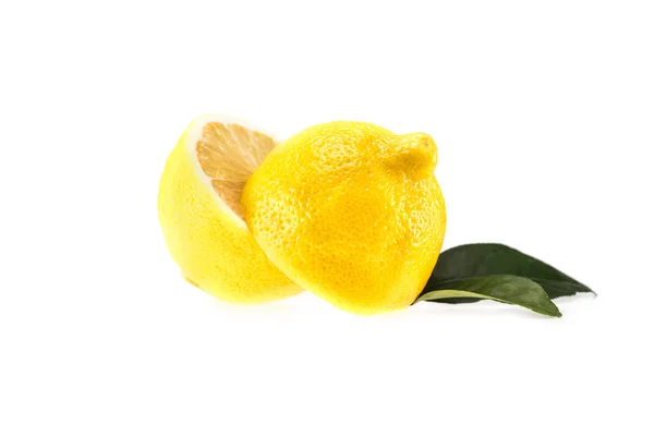 Citron coupé en deux avec des feuilles — Photo de stock