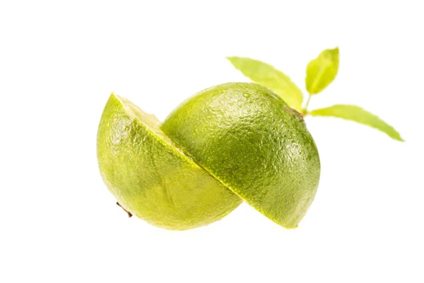 Limão fresco cortado pela metade — Fotografia de Stock