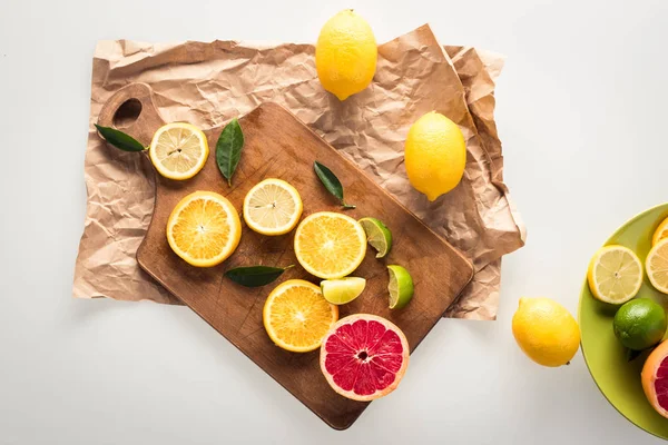 Cítricos en la tabla de cortar - foto de stock