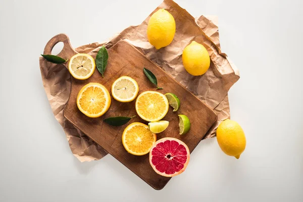 Citrus fruits on cutting board — Stock Photo