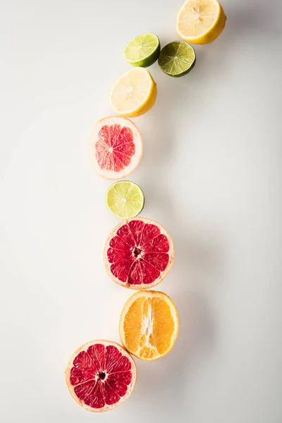 Цитрусові фрукти нарізані — стокове фото