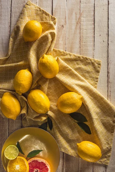 Limoni freschi con tovaglia — Foto stock