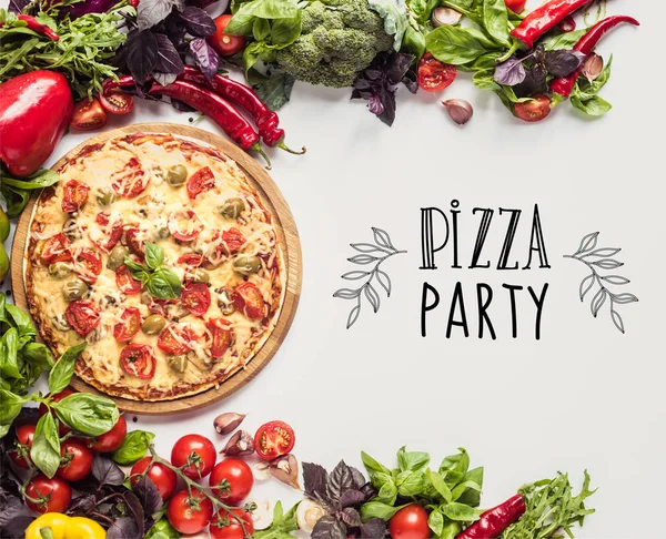 Pizza italiana y verduras frescas - foto de stock