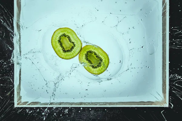 Fresh kiwi slices — Stock Photo