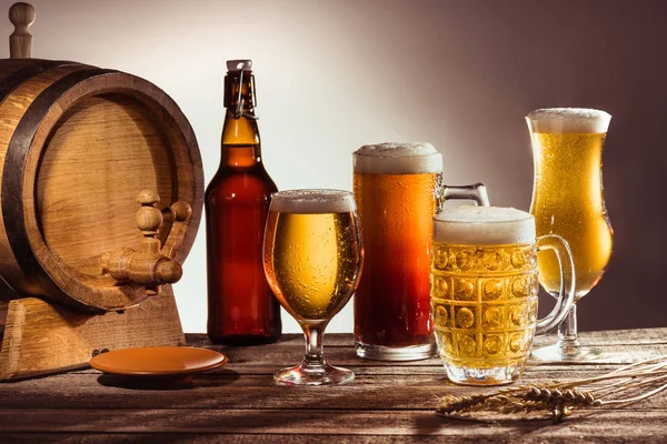 Barrel and glasses of beer — Stock Photo