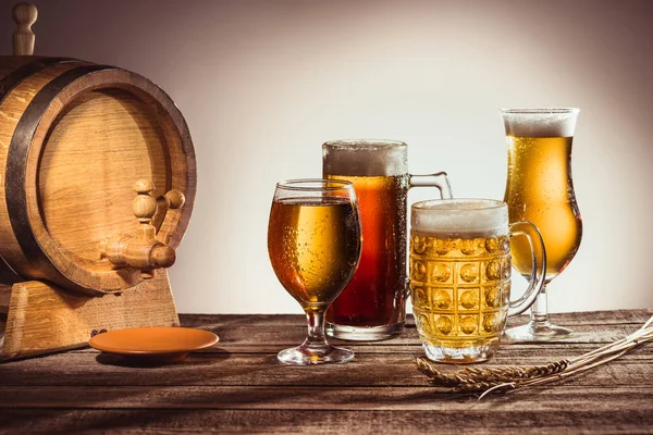 Barrel and glasses of beer — Stock Photo