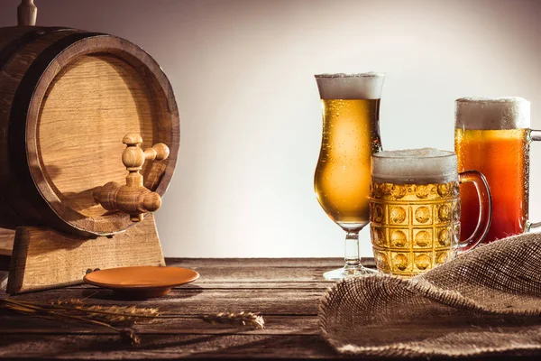 Barril e cerveja diferente em copos — Fotografia de Stock