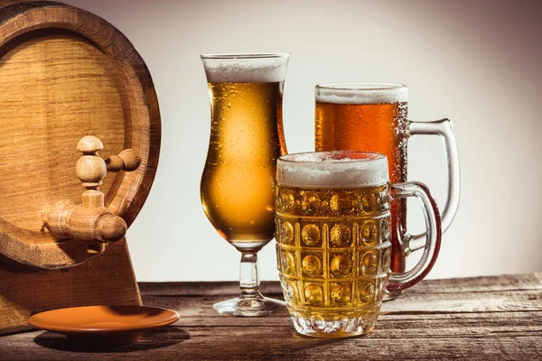 Fass und verschiedene Biere im Glas — Stockfoto