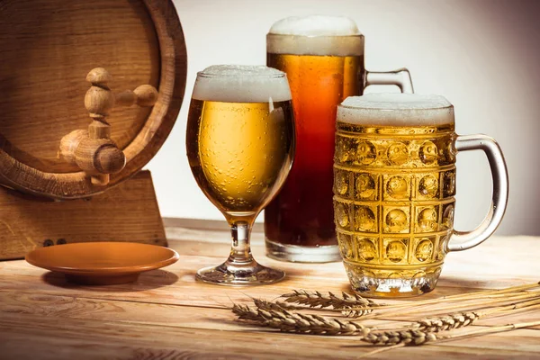 Beer barrel and glasses of beer — Stock Photo