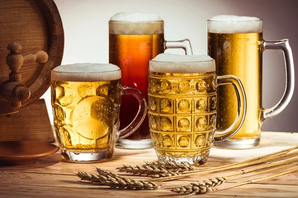 Beer barrel and glasses of beer — Stock Photo