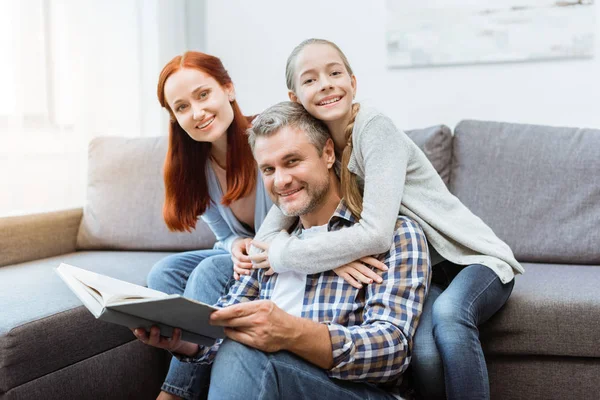 Family reading book — Stock Photo