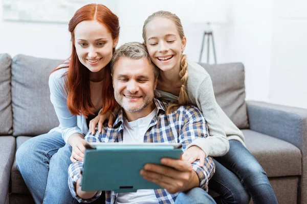 Familia usando tableta - foto de stock