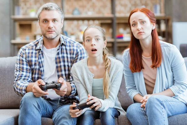 Famille jouer jeu vidéo — Photo de stock