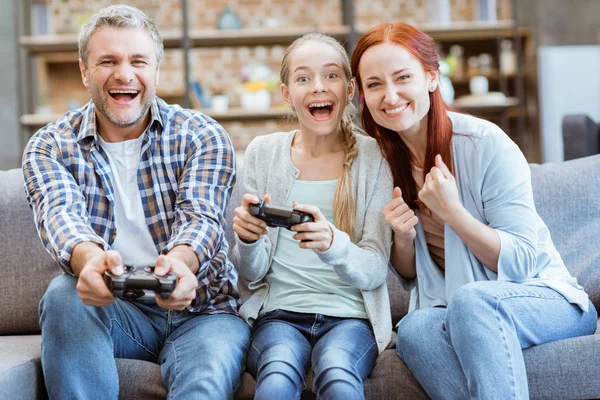 Familia jugando videojuego - foto de stock