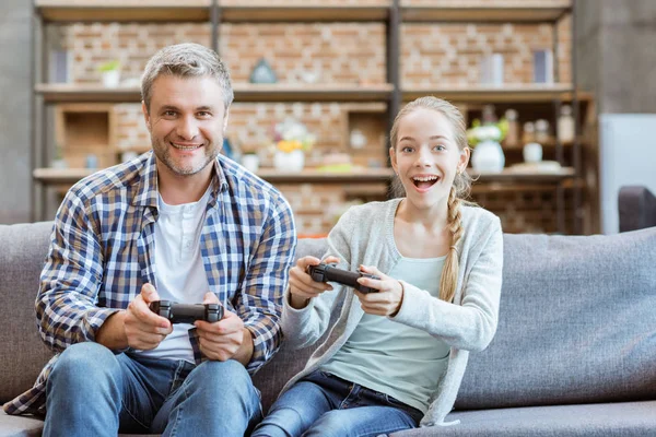 Father and daughter playing video game — Stock Photo