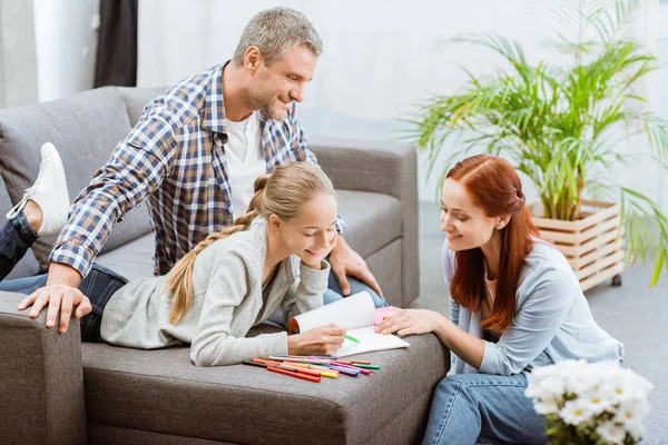 Padres ayudando a adolescente con la tarea - foto de stock