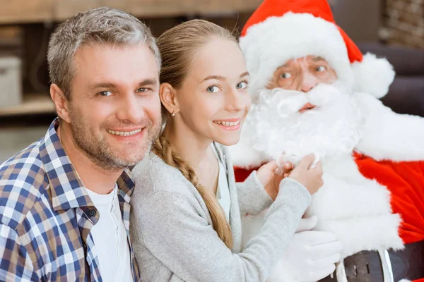 Семья и Санта-Клаус — стоковое фото