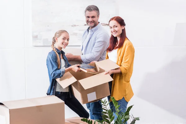 Familia mudándose a un nuevo hogar - foto de stock