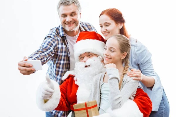 Famille et père Noël claus prendre selfie — Photo de stock