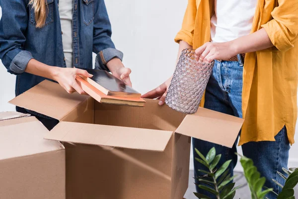 Madre e hija desembalaje caja - foto de stock