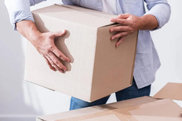 Man holding cardboard box — Stock Photo