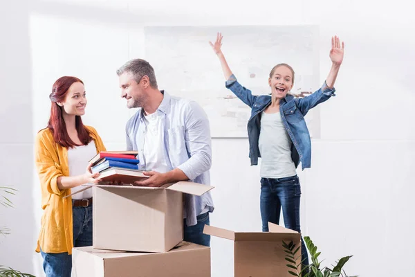 Famiglia in una nuova casa — Foto stock