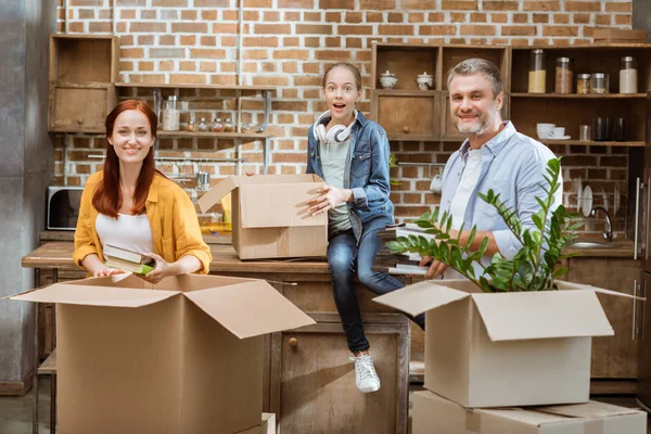 Familia mudándose a un nuevo hogar - foto de stock