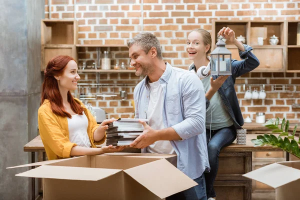 Famille déménageant dans une nouvelle maison — Photo de stock