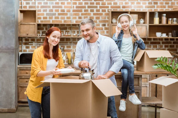 Family moving to new home — Stock Photo