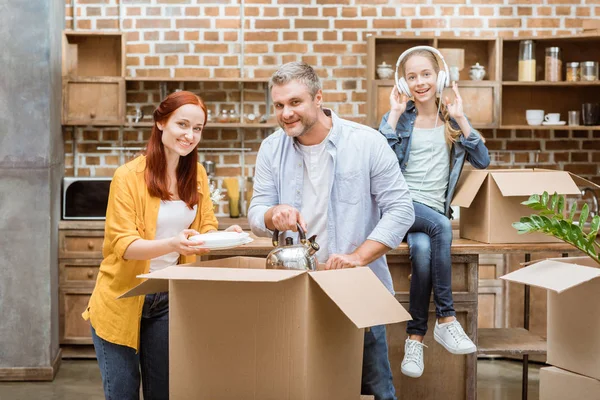 Familia mudándose a un nuevo hogar - foto de stock