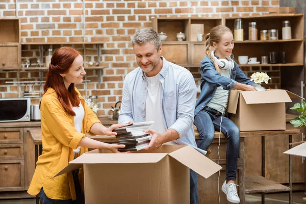 Famille déménageant dans une nouvelle maison — Photo de stock