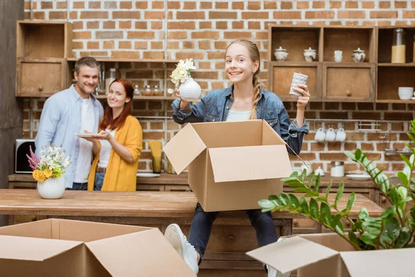 Adolescent à nouveau maison — Photo de stock