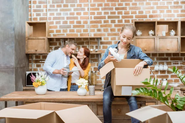 Adolescent à nouveau maison — Photo de stock