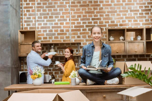 Adolescente in una nuova casa — Foto stock