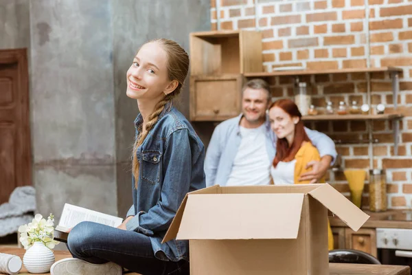 Teenager im neuen Zuhause — Stockfoto