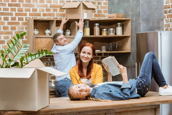 Famille à la nouvelle maison — Photo de stock