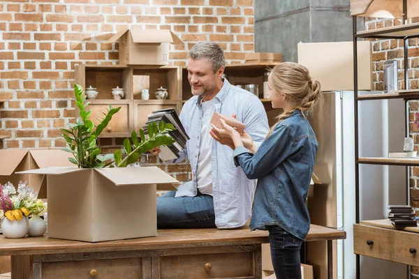 Familie packt Kisten aus — Stockfoto