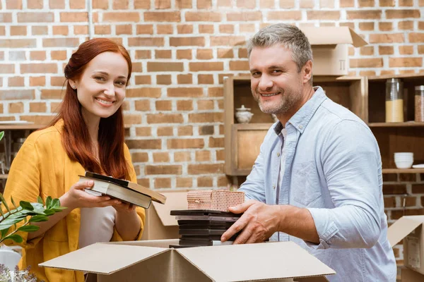 Boîte de déballage couple à la maison — Photo de stock